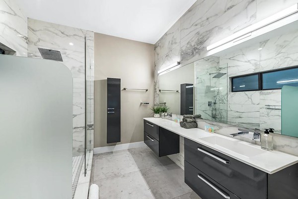 Kali's Luxury Mansions RENTAL, Miami VILLA ZEN glass washroom