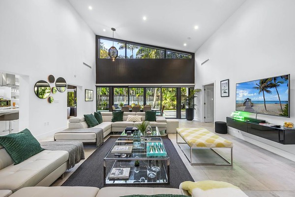 LUXURY CONDO AND MANSION RENTAL, Miami VILLA ZEN guest sitting area