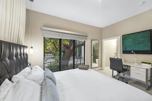 LUXURY CONDO AND MANSION RENTAL Villa Zen bedroom