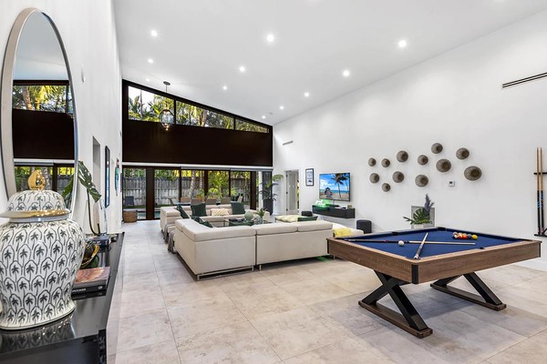 LUXURY CONDO AND MANSION RENTAL Villa Zen open game room