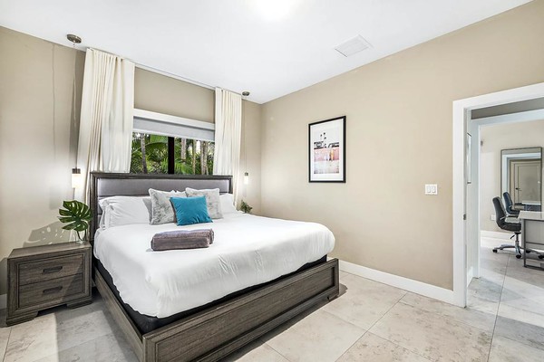 LUXURY CONDO AND MANSION RENTAL Villa Zen bed room