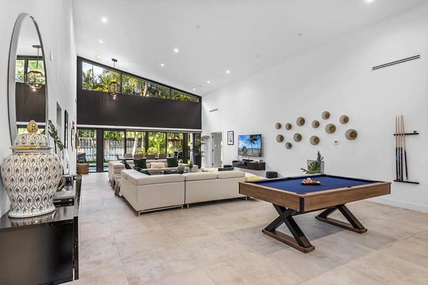 LUXURY CONDO AND MANSION RENTAL Villa Zen game room