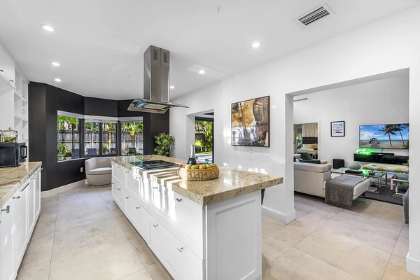 LUXURY CONDO AND MANSION RENTAL Villa Zen open Kitchen