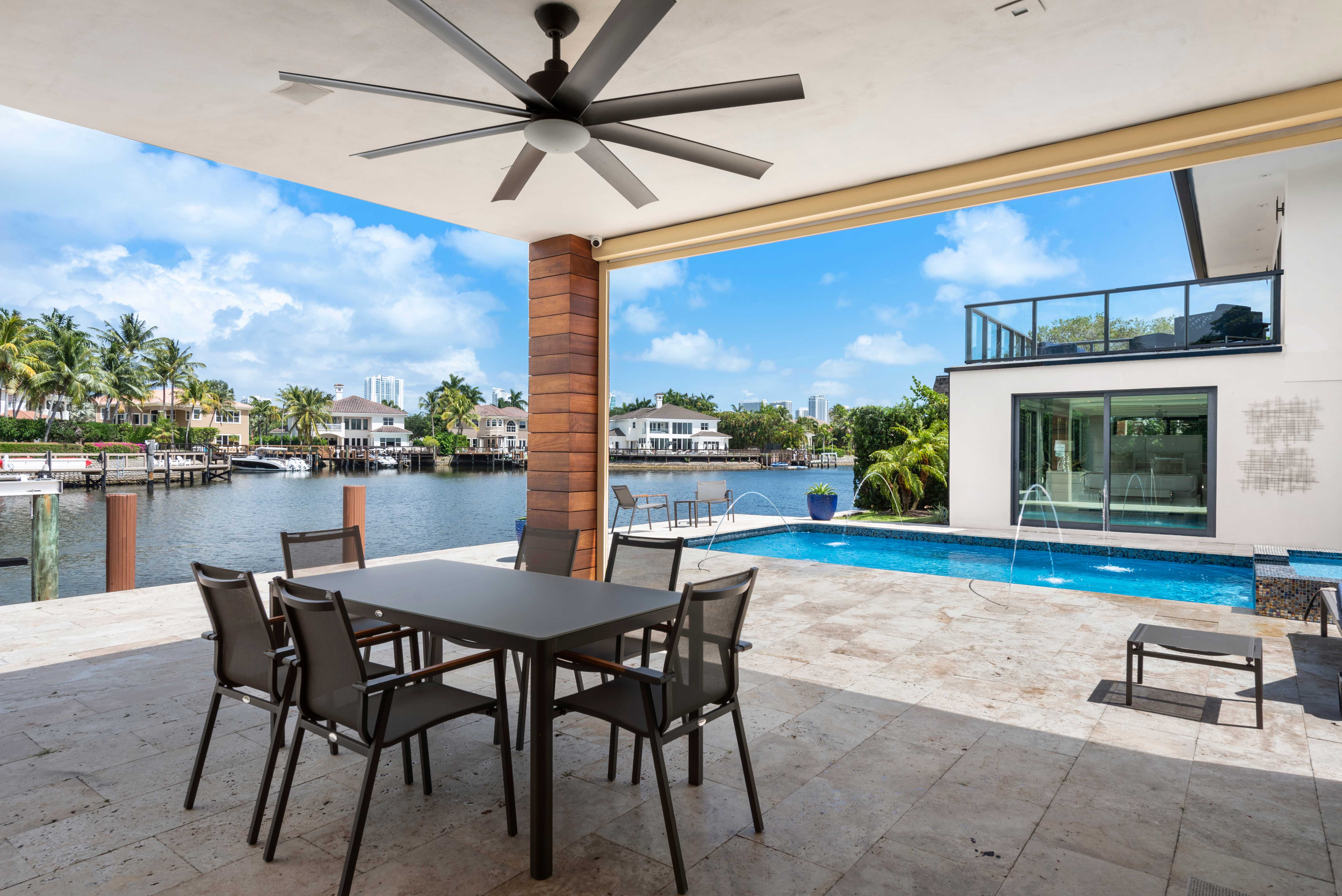 MANSION RENTAL VILLA PARAISO pool side sitting area