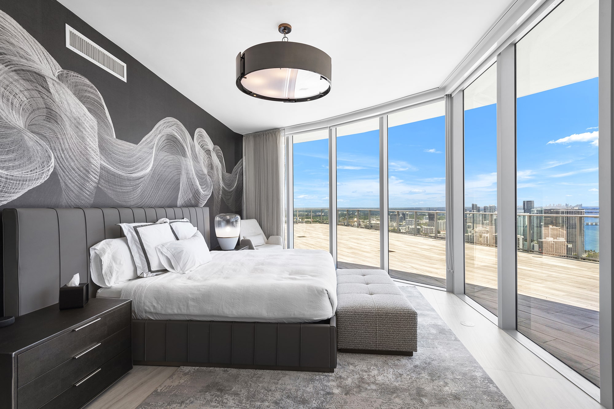 Kali's Luxury Mansions Paramount Penthouse suite bedroom