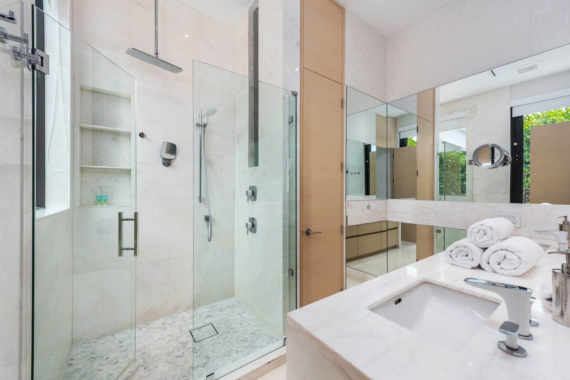 Kali's Luxury Mansions Villa Amaya glass bathroom